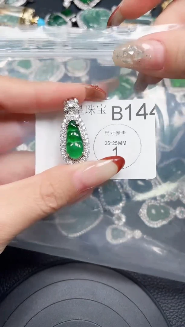 【闪购商品】翡翠颈饰未镶嵌 赠皮绳144