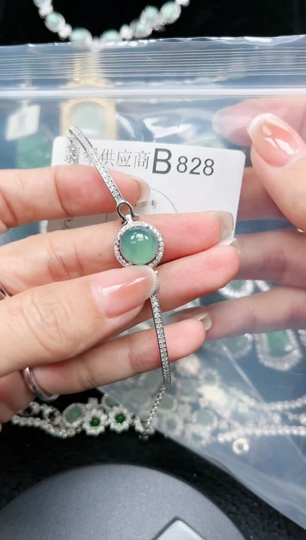 【闪购商品】翡翠颈饰未镶嵌赠皮绳828