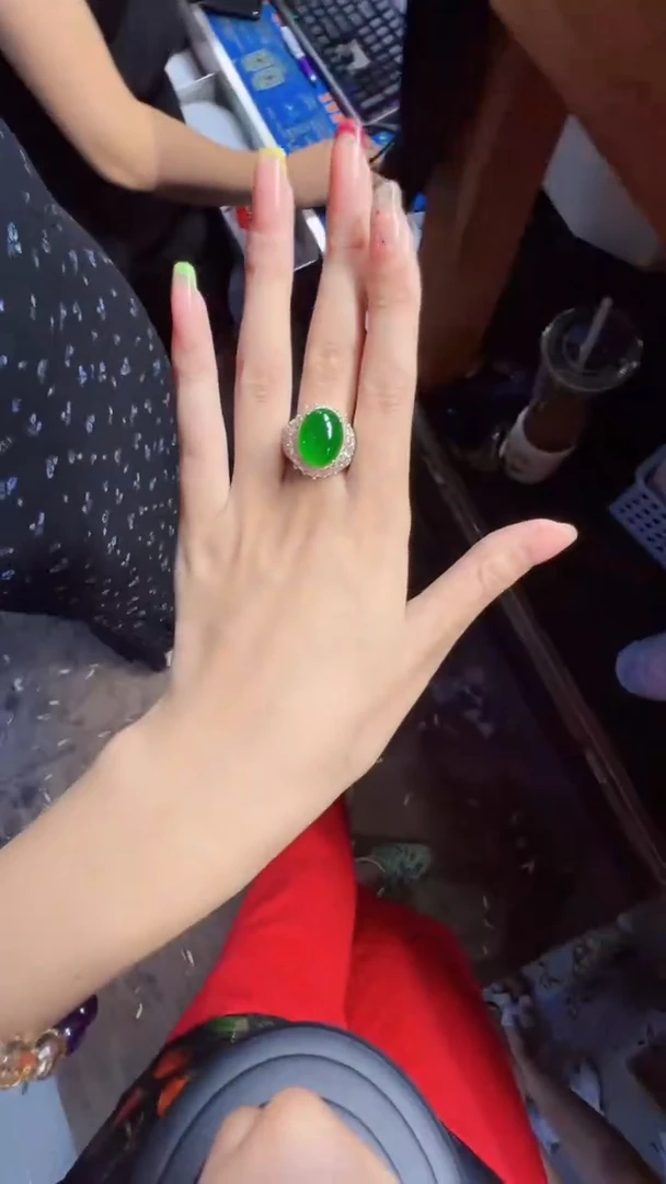 未镶嵌定制翡翠翡翠A货有轻微色差属于正常现象，蛋面多样性发货1