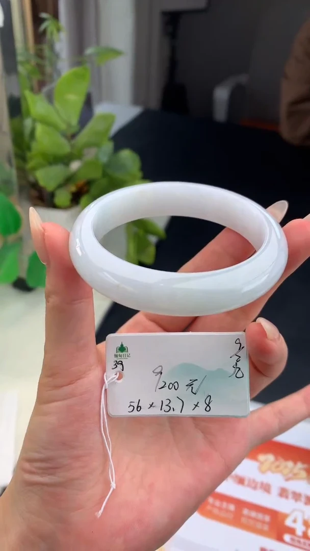 【闪购商品】翡翠手镯未镶嵌 #情人节#送礼，下单联系客服核对地址~