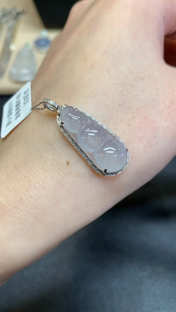 【闪购商品】翡翠颈饰18K金镶嵌福豆【无服务费】