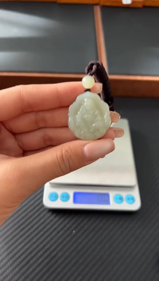 吊坠(赠链)未镶嵌和田玉且末微色差近矿吊坠