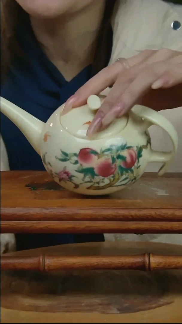 摆件陶黄稀土寿桃直嘴壶