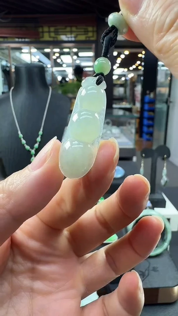 颈饰未镶嵌翡翠福豆挂件