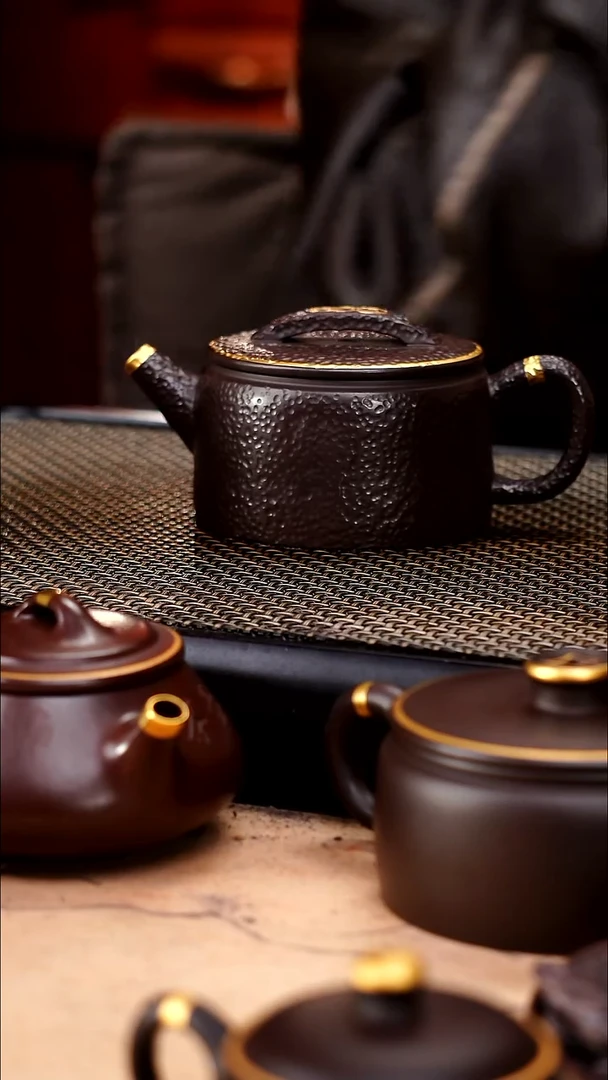茶壶紫砂四号井茄皮紫泥描金锤纹汉瓦180cc