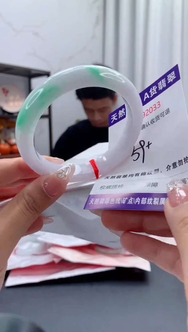 未镶嵌手镯翡翠有纹，完美者勿拍