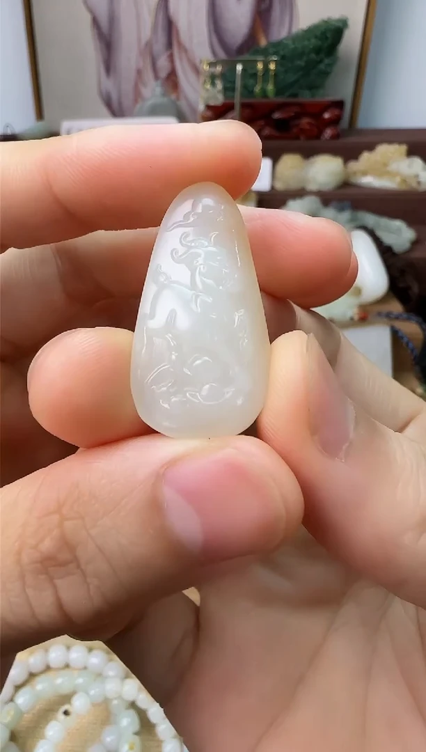 和田玉未镶嵌颈饰往****途羊