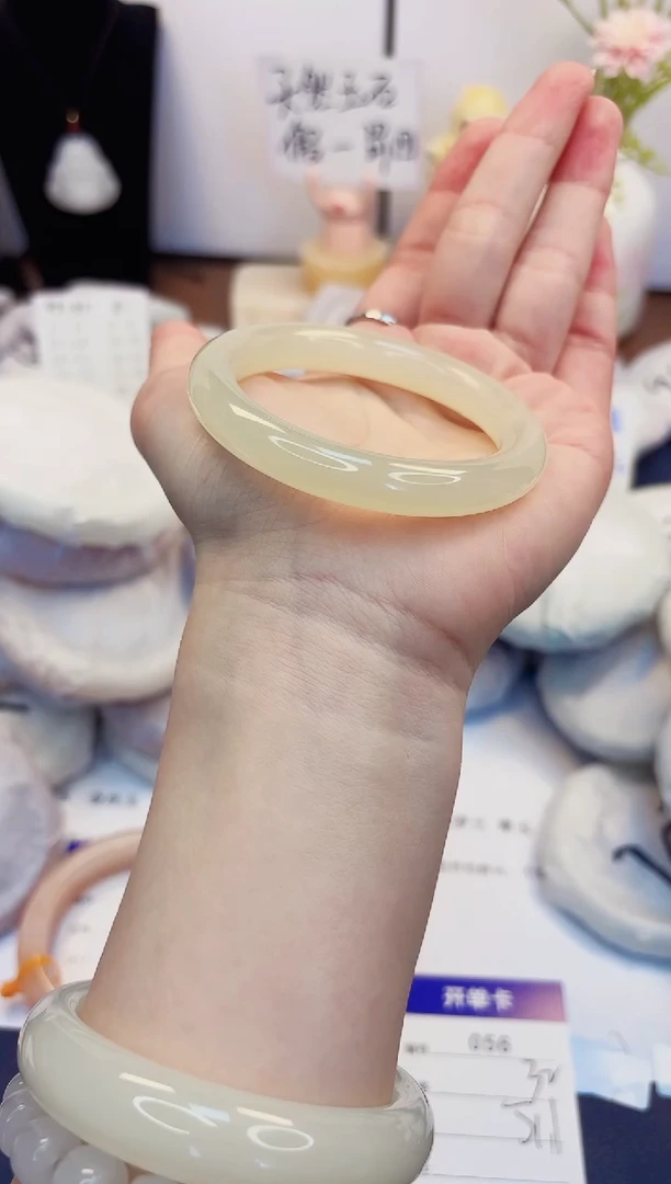 【闪购商品】石英质玉手镯未镶嵌56-美人条-圈口51