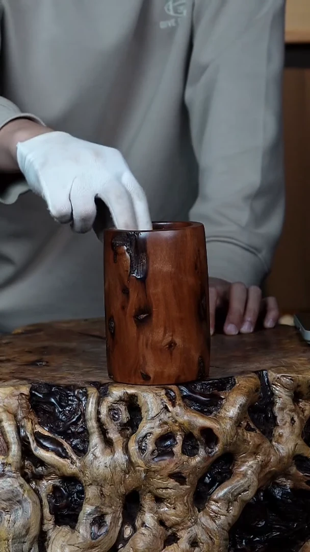 枣木百年鸡心枣木笔筒