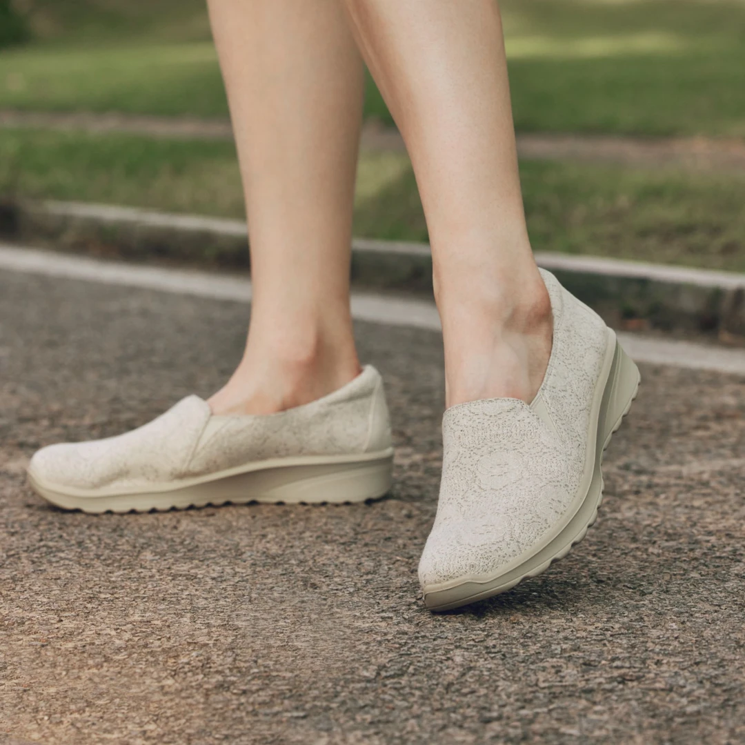 斯凯奇春季女款一脚蹬时尚休闲健步鞋单鞋休闲运动鞋妈妈鞋158896