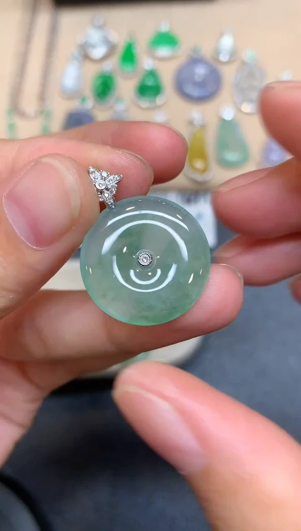 颈饰18K金镶嵌翡翠平安扣【无服务费