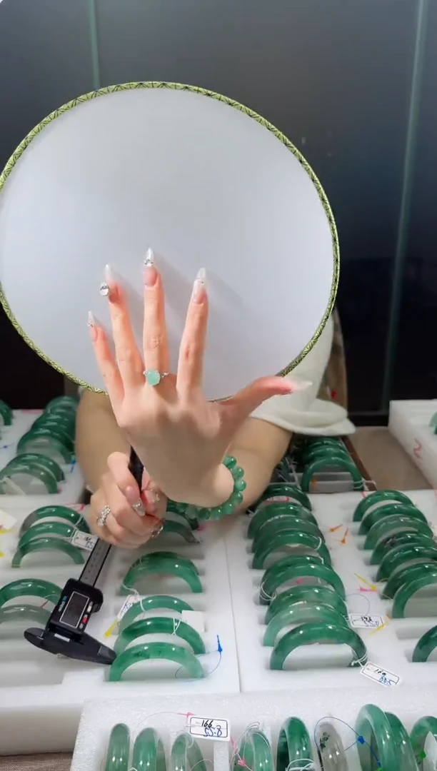 【闪购商品】石英质玉手镯未镶嵌1