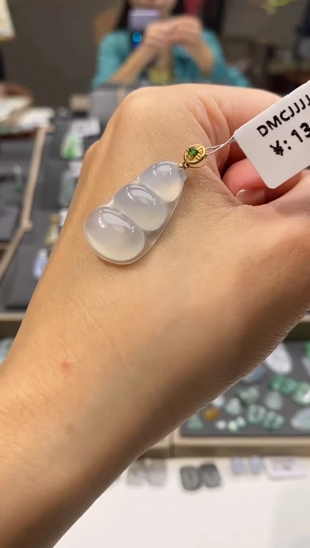 颈饰18K金镶嵌翡翠豆子