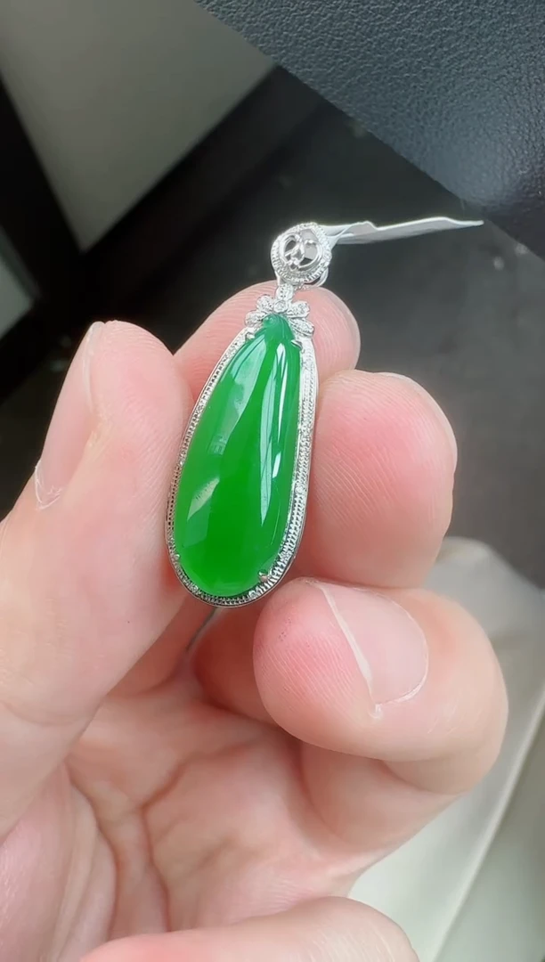 颈饰18K金镶嵌翡翠寄售回流，不退不换