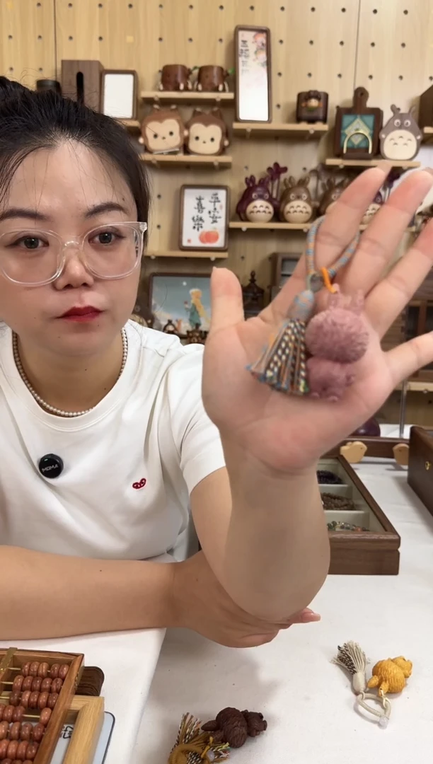 木粉色实木拉布布挂件