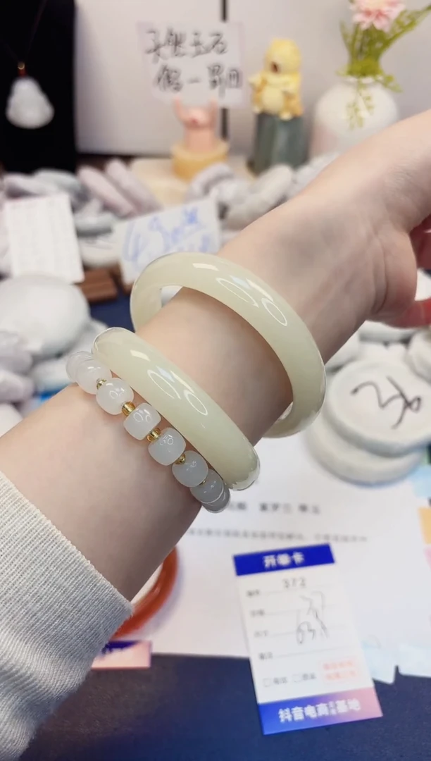【闪购商品】石英质玉手镯未镶嵌372-玉兰白-圈口63