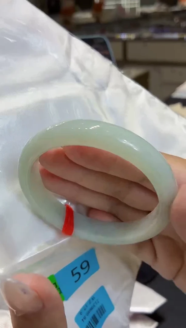翡翠手镯未镶嵌翡翠手镯