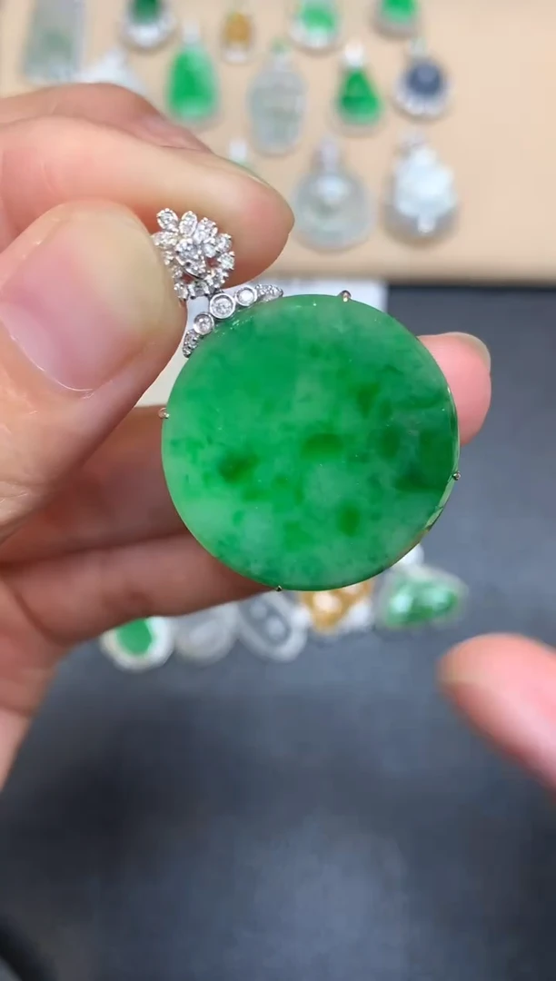 颈饰18K金镶嵌翡翠无事牌【无服务费