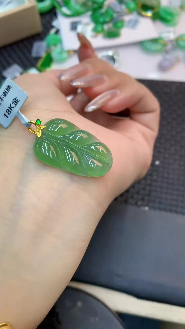 颈饰18K金镶嵌翡翠1