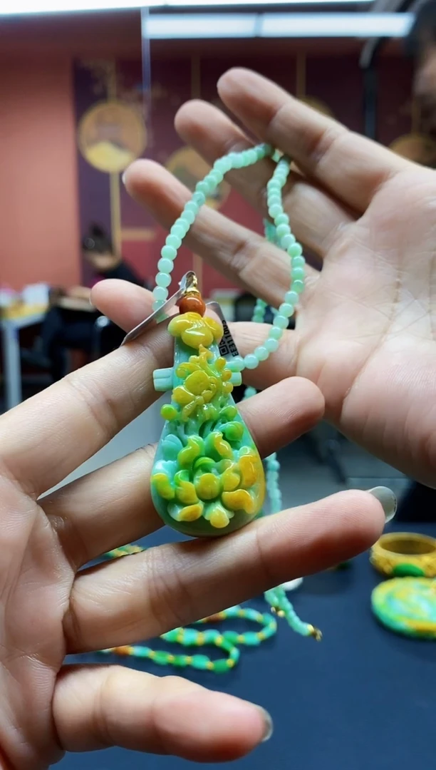 颈饰未镶嵌翡翠吊坠