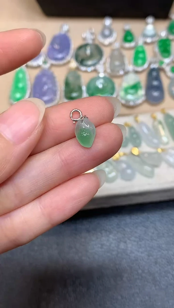 颈饰18K金镶嵌翡翠福瓜【无服务费