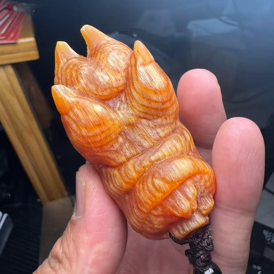 长白山琥珀木手工雕刻  大猪蹄子手把件 随机发货