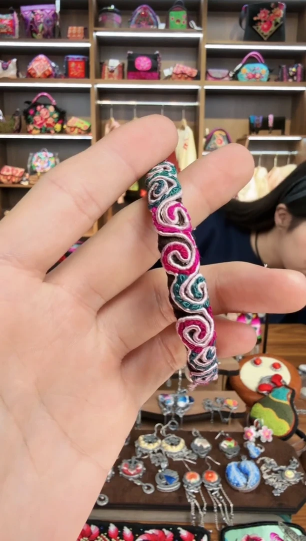 【闪购商品】织绣151蒙阿苏苗绣传承