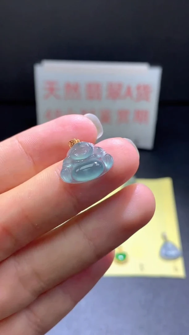 翡翠18K金镶嵌颈饰翡翠吊坠