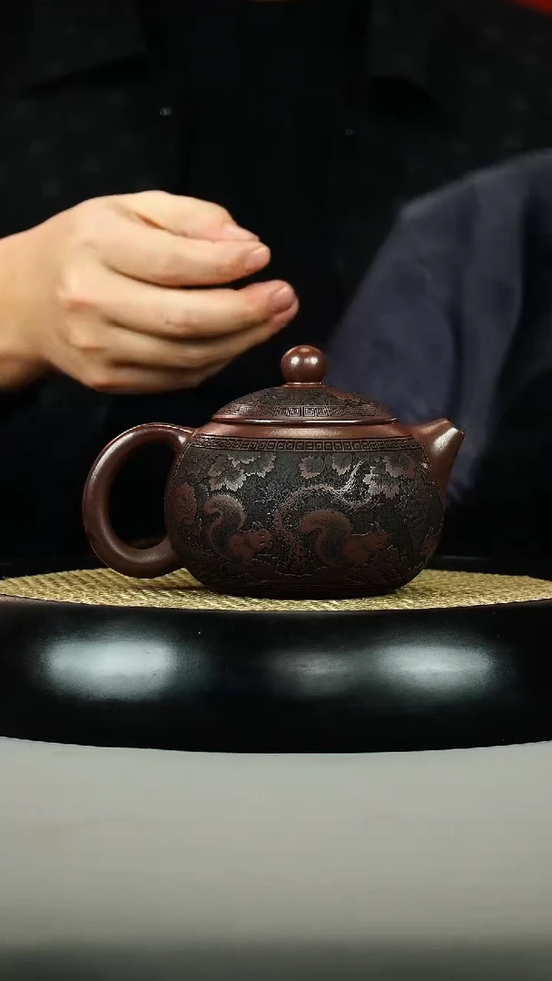 茶壶紫砂石红 西施 刻绘 松鼠葡萄