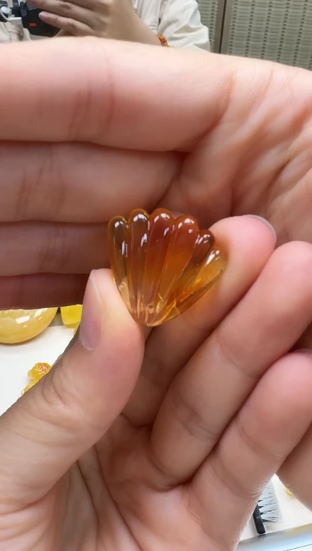 未镶嵌琥珀裸石如图