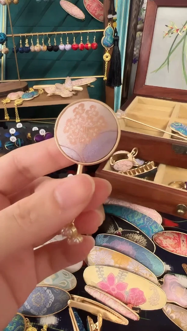 【闪购商品】【一物一拍2.1】粉紫色桂花圆形胸针