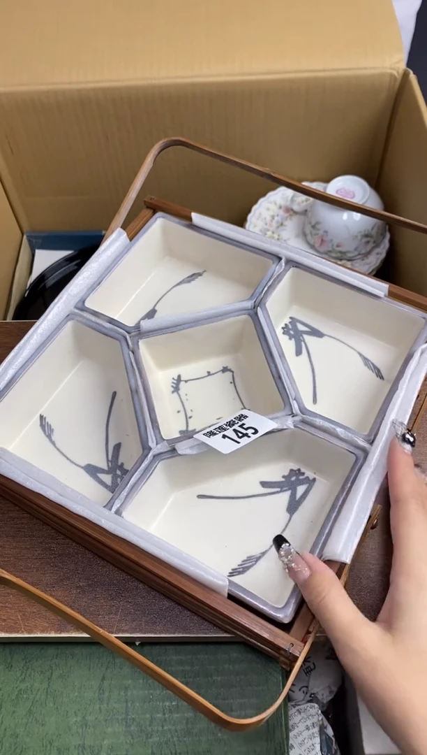 【闪购商品】瓷片隆莲瓷器欢迎大家