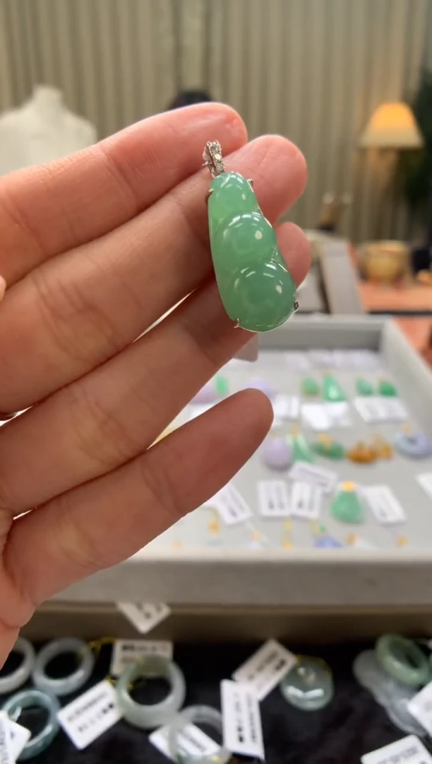 翡翠18K金镶嵌颈饰福豆