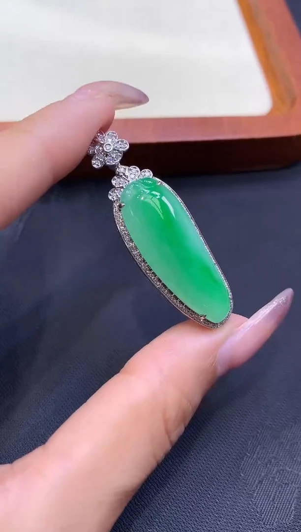 18K金镶嵌挂件翡翠福瓜