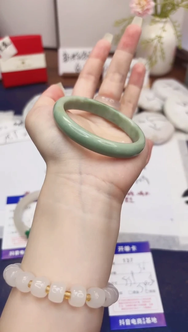 石英质玉手镯未镶嵌137-翠玉-圈口55