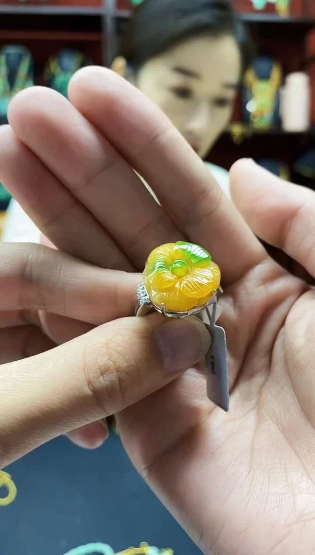 颈饰未镶嵌翡翠戒指