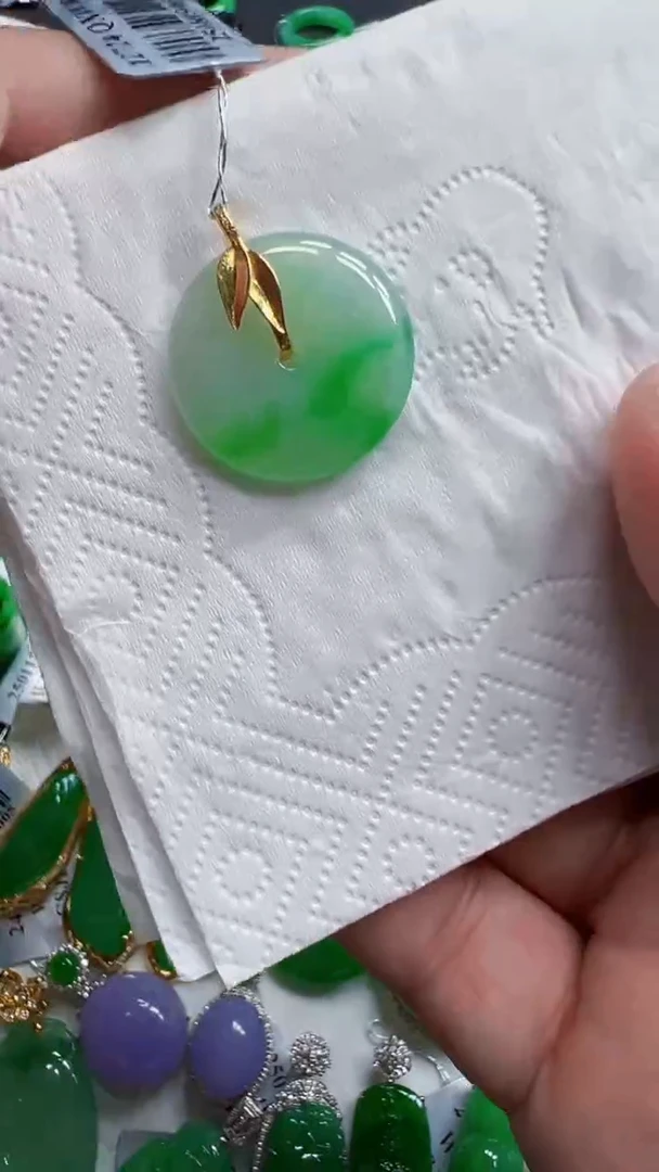 颈饰18K金镶嵌翡翠扣