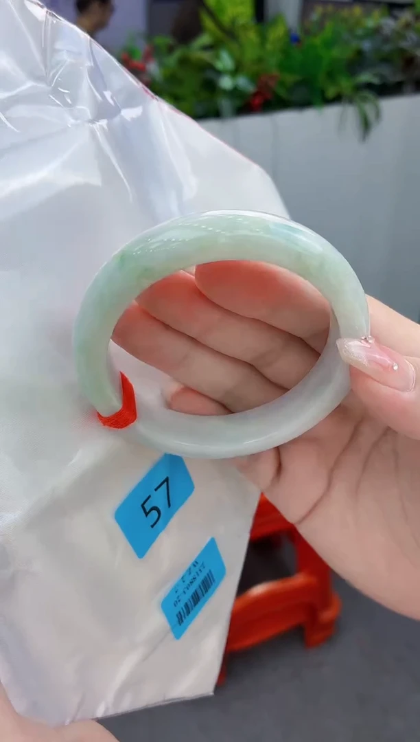 翡翠手镯未镶嵌翡翠手镯