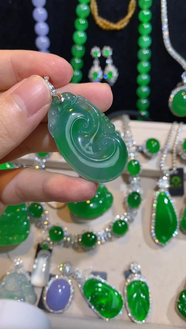 吊坠(赠链)18K金镶嵌翡翠翡翠吊坠