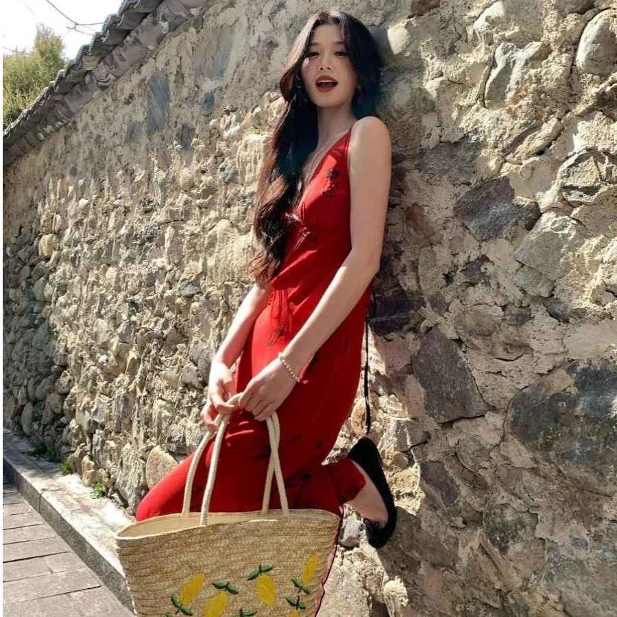 超好看红色吊带v领新时尚2025新款女夏季收腰包臀法式裙子