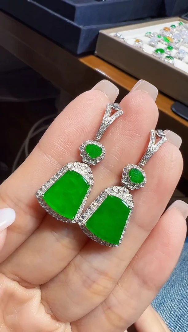 18K金镶嵌翡翠耳饰无事牌