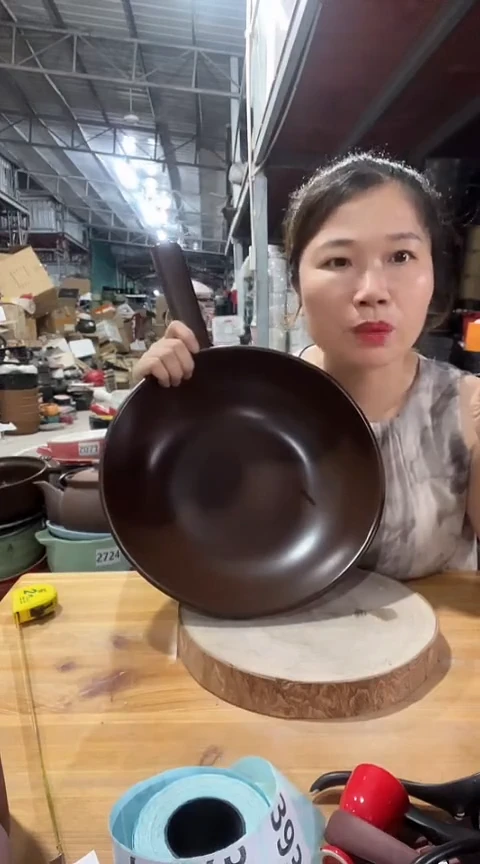 瑕疵不圆咖色手把炒锅