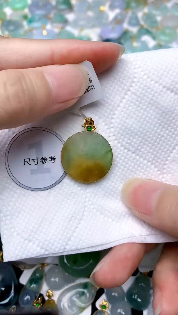 颈饰18K金镶嵌翡翠天然A货翡翠