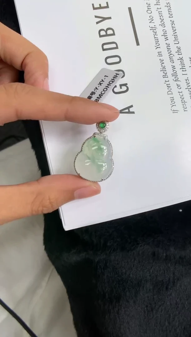 颈饰18K金镶嵌翡翠葫芦