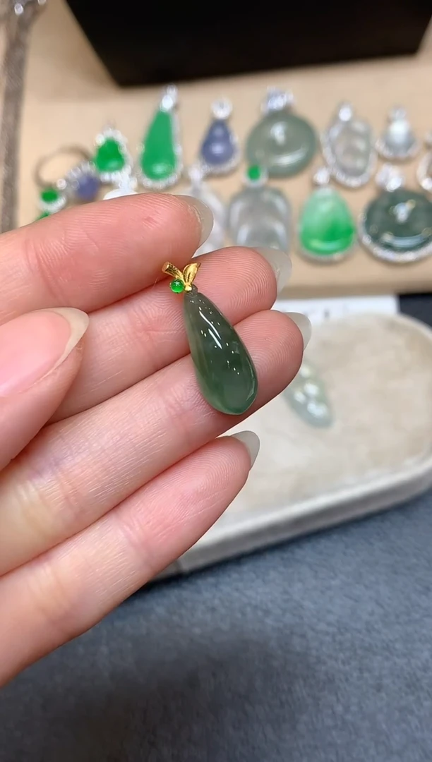 颈饰18K金镶嵌翡翠福瓜【无服务费