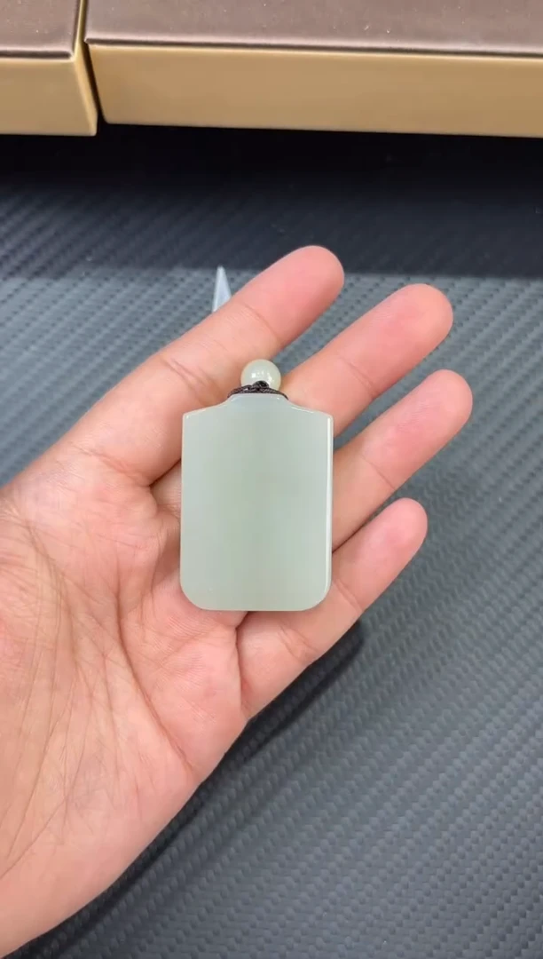 吊坠(赠链)未镶嵌和田玉且末微色差近矿吊坠