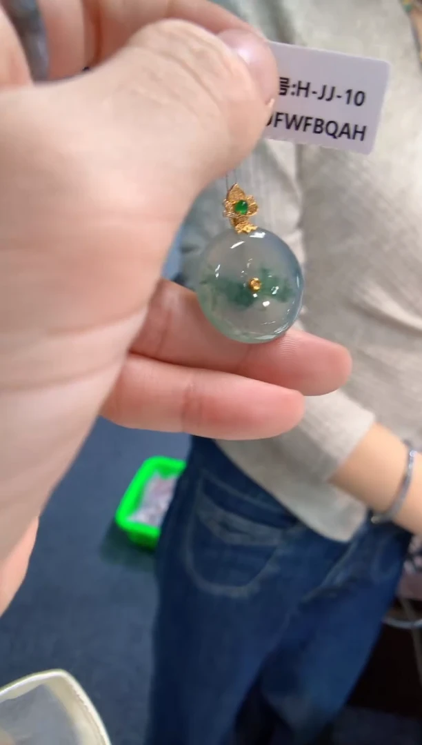 颈饰18K金镶嵌翡翠平安扣