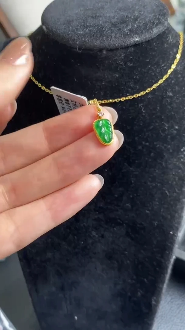 翡翠18K金镶嵌颈饰吊坠