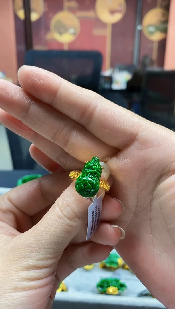 颈饰未镶嵌翡翠戒指