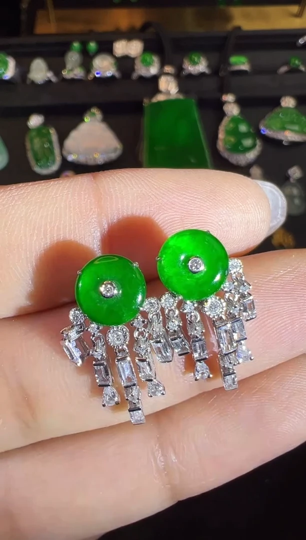 18K金镶嵌翡翠耳饰高冰辣阳绿设计款耳钉